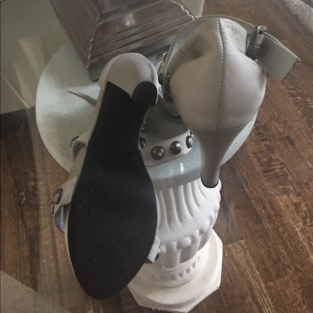 Shoe - Picture 4 of 4