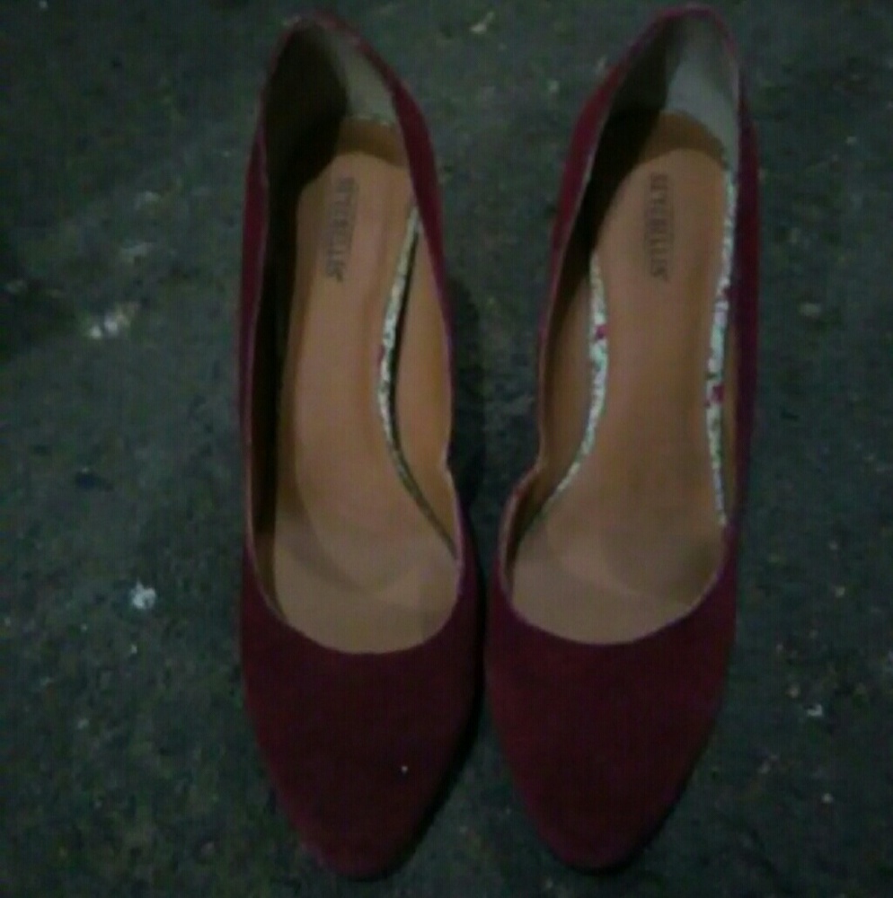 Maroon suede Pumps