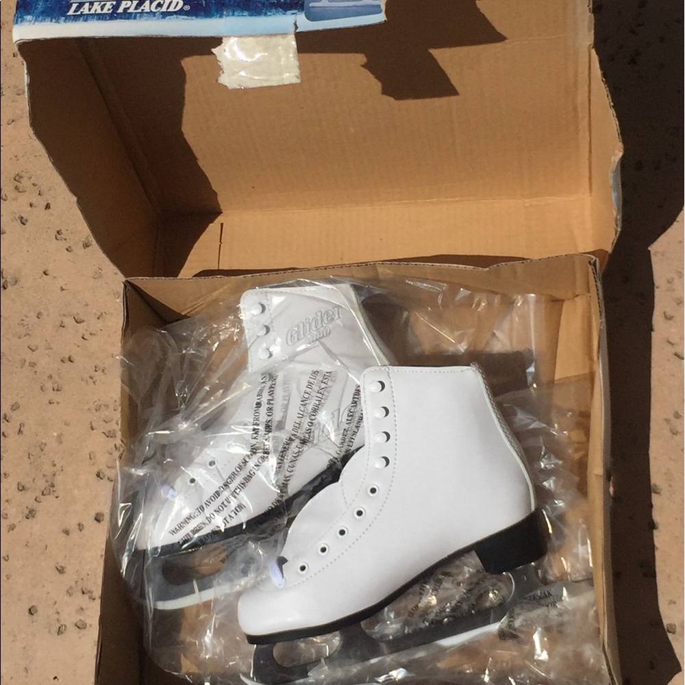 LAKE PLACID BRAND WOMEN/GIRLS ICE SKATES BRAND NEW