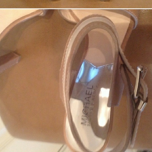 Beautiful MK heels. Make an offer! - Picture 3 of 4