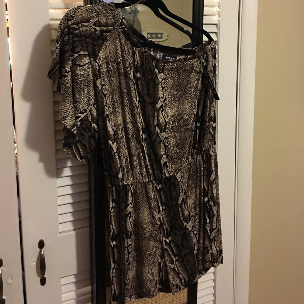 One shoulder snake print romper