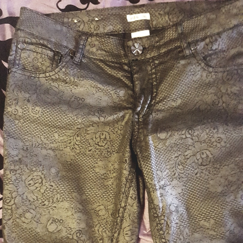 BLACK skinny Cool pair of pants!