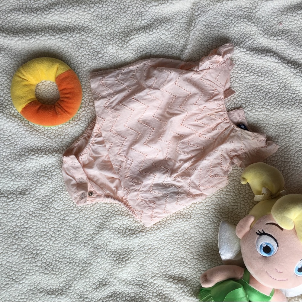 Baby gap bodysuit