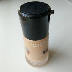 MAC mineralize moisture foundation NW20