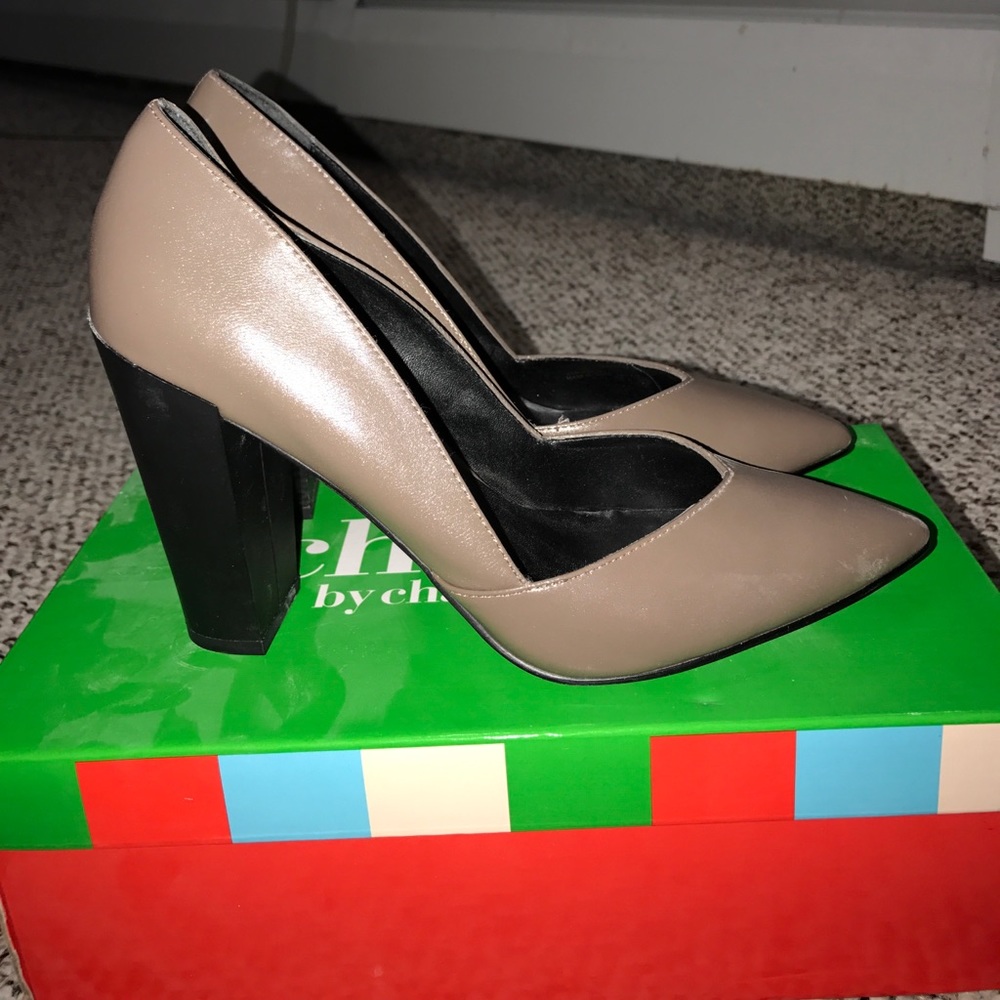 Charles Davis Taupe Leather Pumps. Block heel.