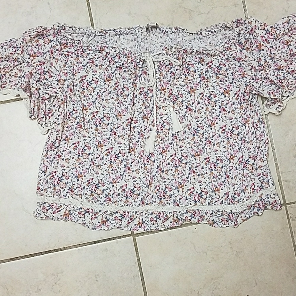 Off the shoulder American Eagle Shirt