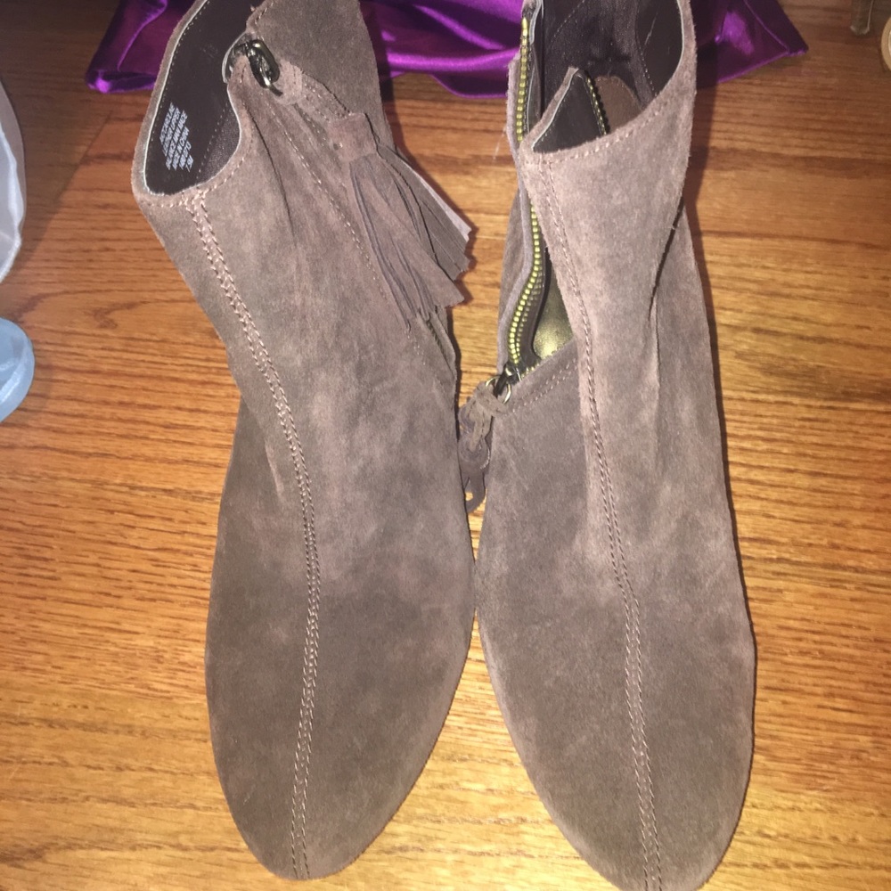 Brown DSW suede boots