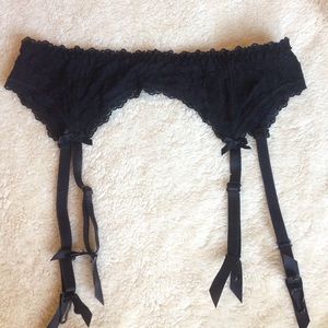 Hanky Panky After Midnight garter belt + stockings
