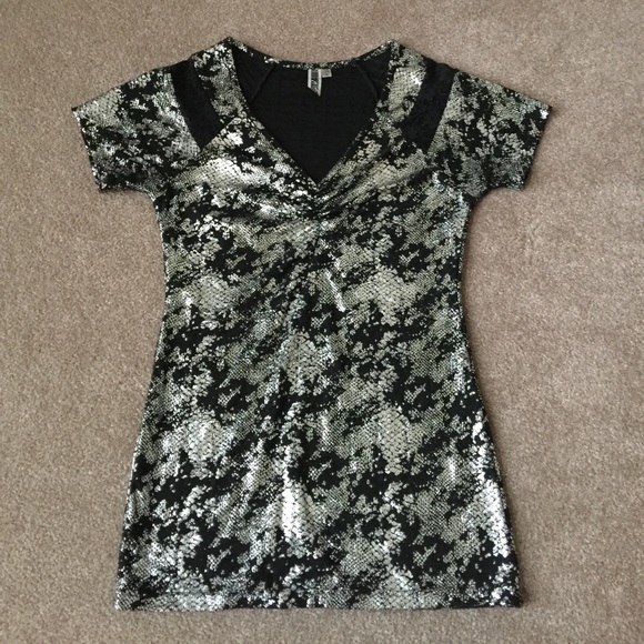 BKE Tops - BKE V-Neck Shirt