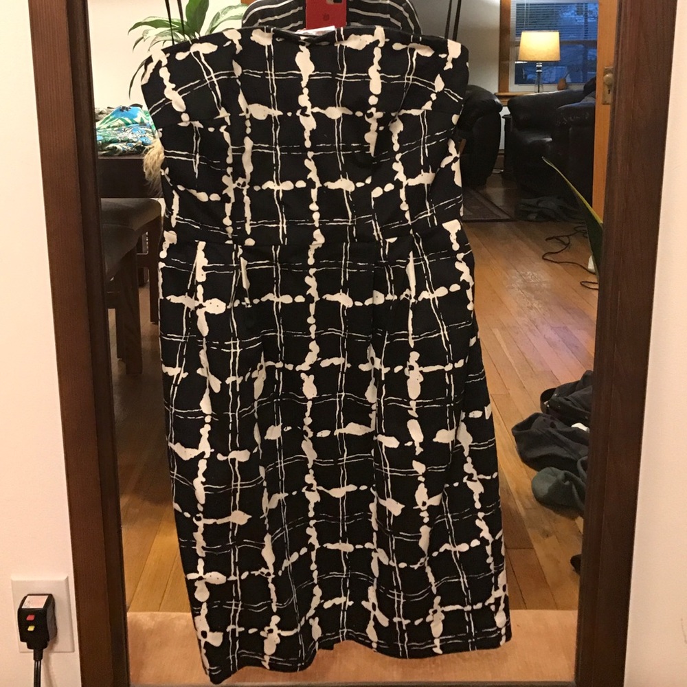 Black and white strapless dress with pockets