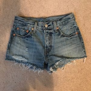Levi's 501 Frayed Denim Short Waveline - Size 24