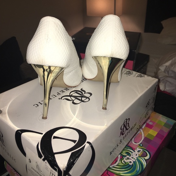 White heels w/ gold heel. - Picture 2 of 3