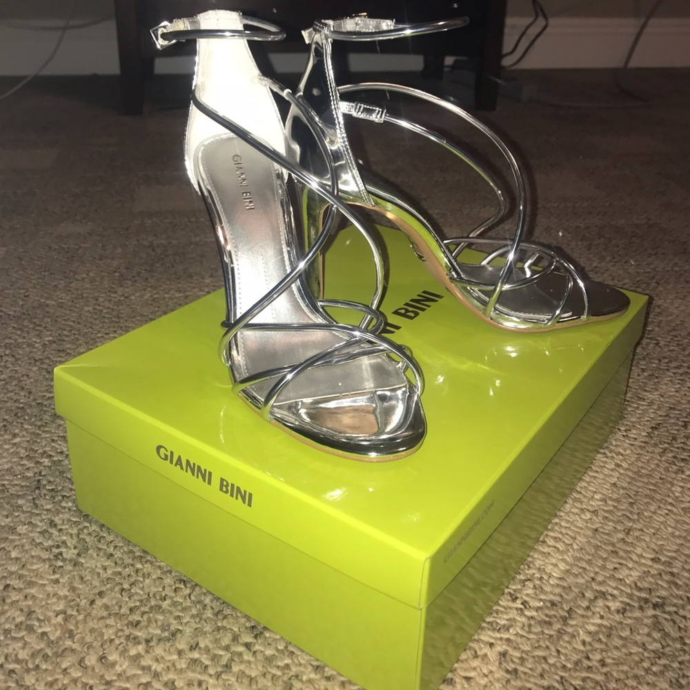 Gianni Bini Strappy Silver Sandals 💞