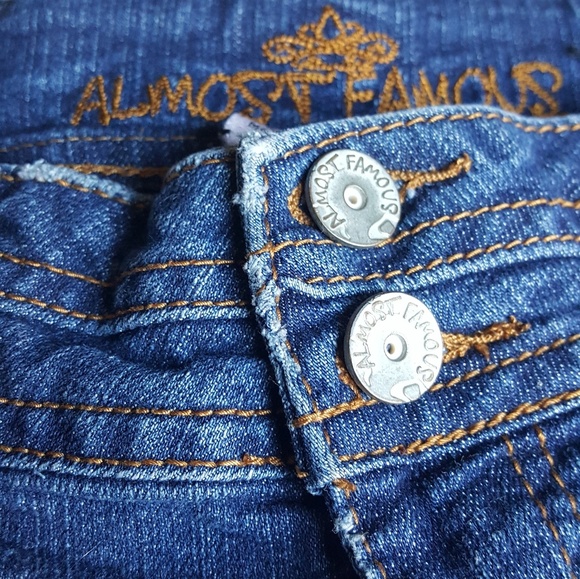 Short shorts - Picture 2 of 4