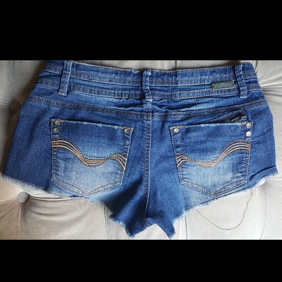 Short shorts - Picture 3 of 4