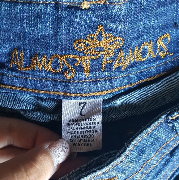 Short shorts - Picture 4 of 4