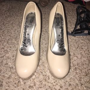 nude pumps