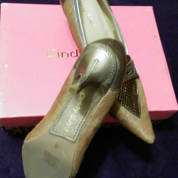 Cindy Says Euro Pumps - Picture 2 of 4