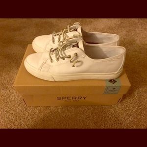 All white canvas Sperry 's