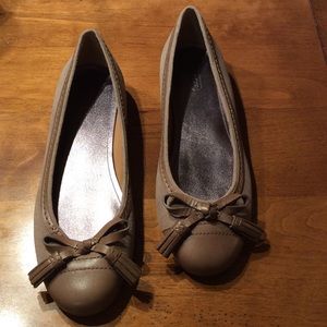 NWOT Taupe/Tan Coach Suede and Leather Trim Flats