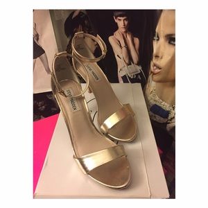 ✖️ SOLD ✖️Steve Madden • Gold Sonnet Heels