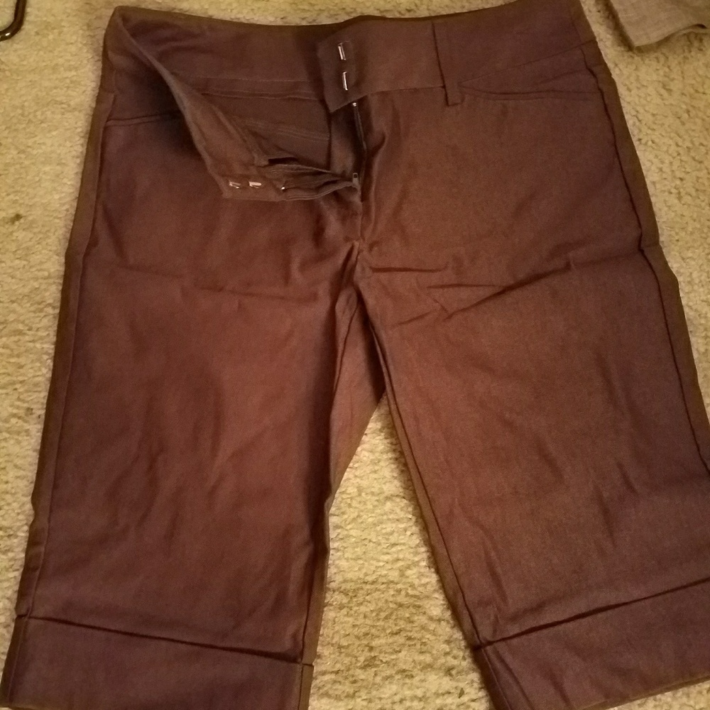Brown capris