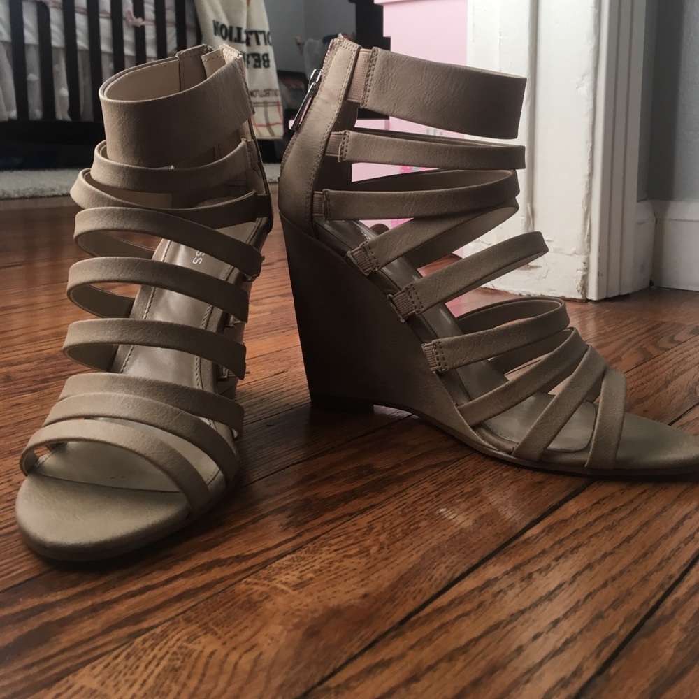 Express Beige Strappy Wedges Sz 6