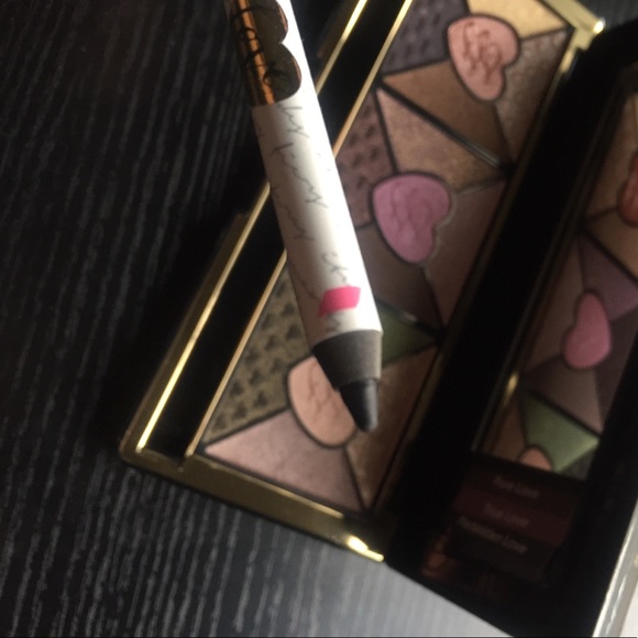 Too Faced Love Passionately Pretty Eye Palette - Picture 4 of 7