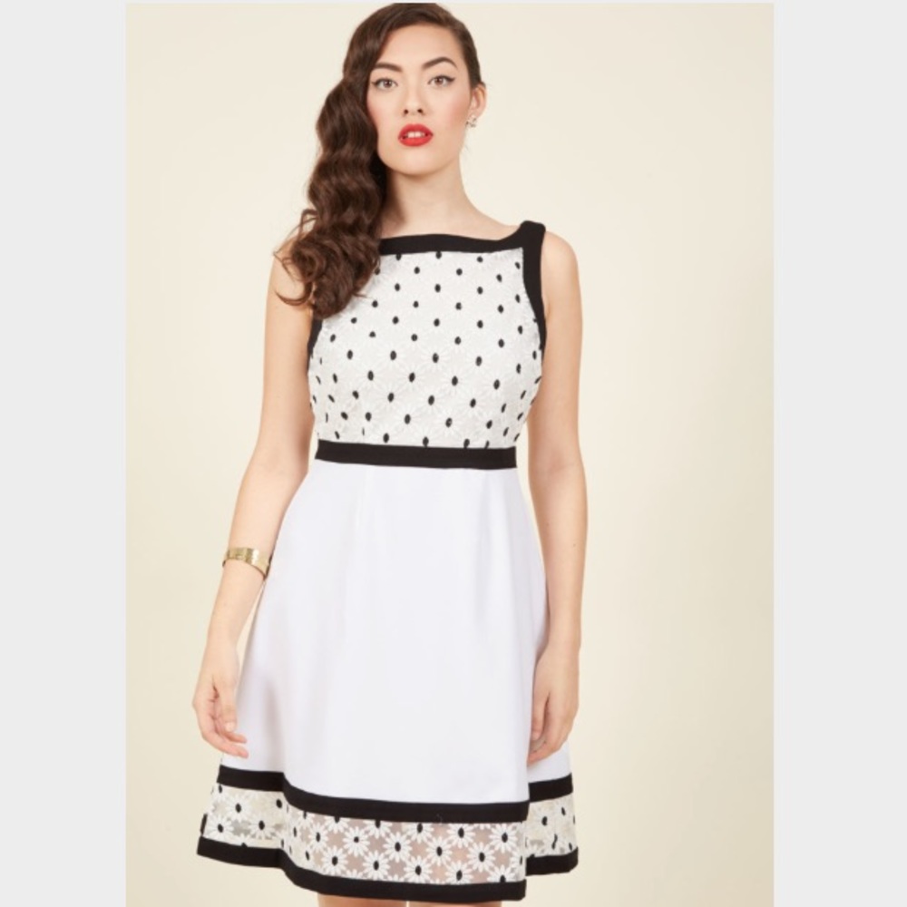 🚨 MOVING SALE! White ModCloth daisy dress.