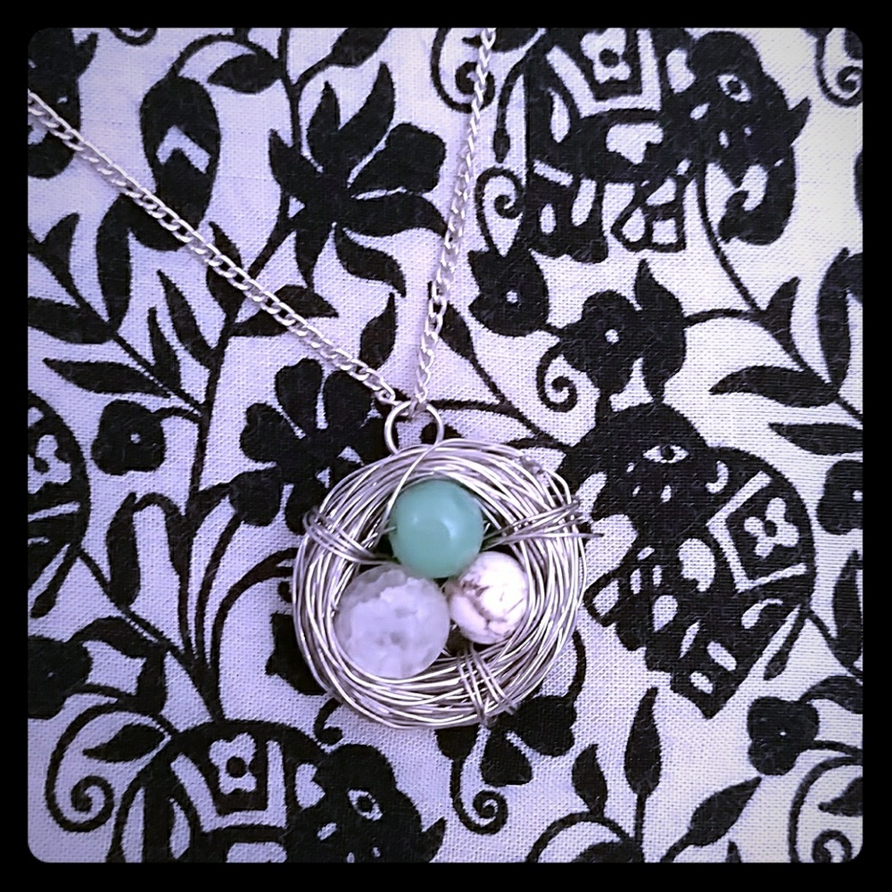 Bird's-nest necklace with stone detail
