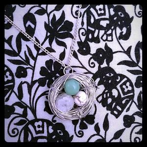 Bird's-nest necklace with stone detail