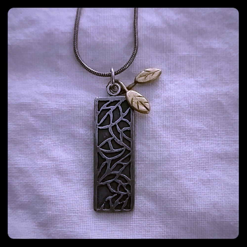 Beautiful leaf bar necklace with leaf detail