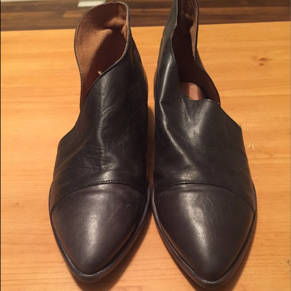 Free people leather flat royale shoes!! Size 40!