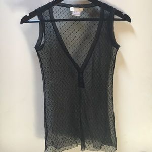 D.Exterior Black lace tank