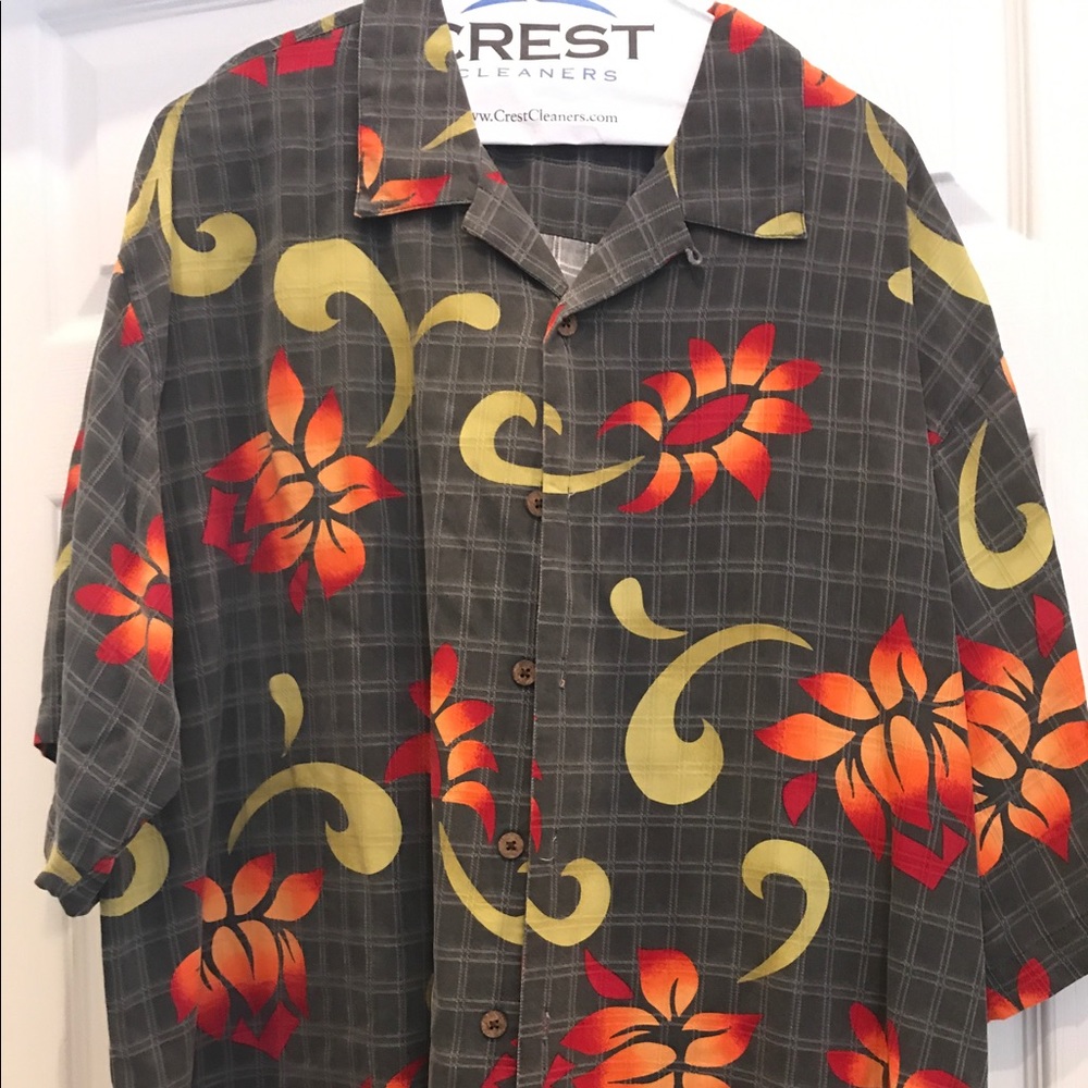 Tommy Bahama Men's Shirt with wooden buttons.