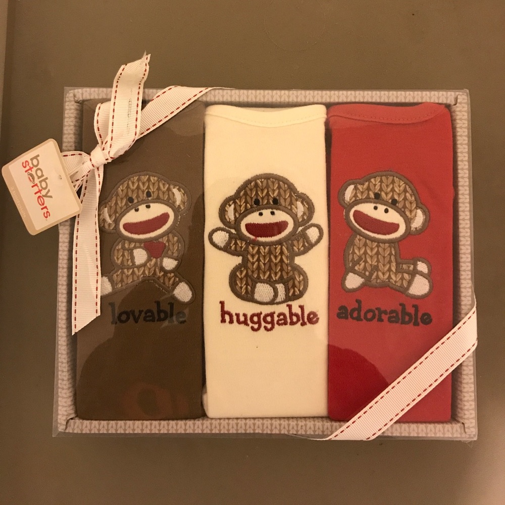 3 short sleeve baby bodysuits 0-6 months