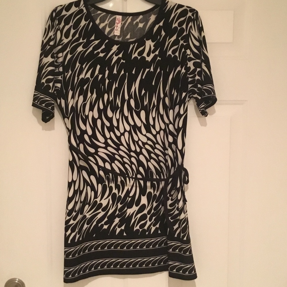 New black/off-white tunic with attached belt sz M