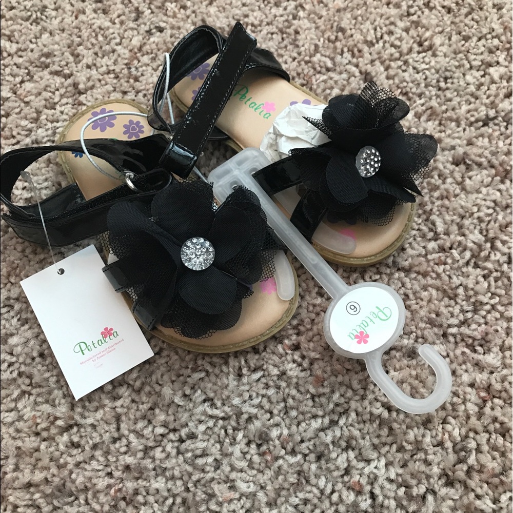 NWT Petalia Black Sandals