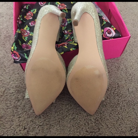 Sparkly holiday heels with bow - Picture 4 of 4