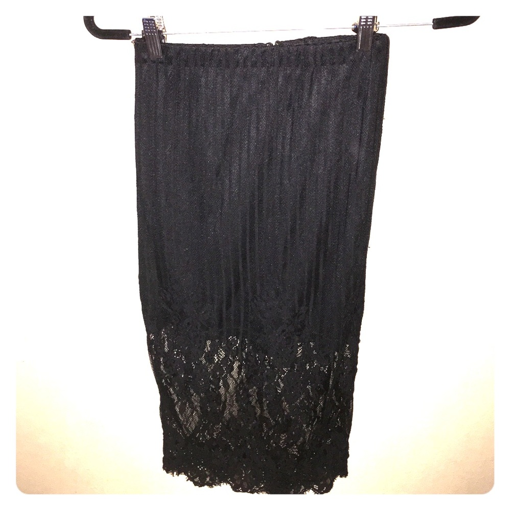 NWT GORGEOUS BLACK LACE SKIRT SIZE SMALL