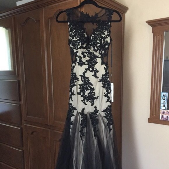 Prom dress - Picture 1 of 4