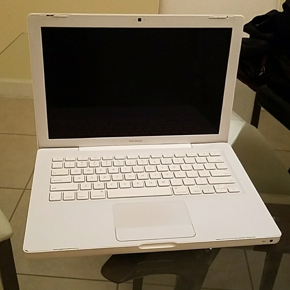Used MacBook laptop - Picture 2 of 5