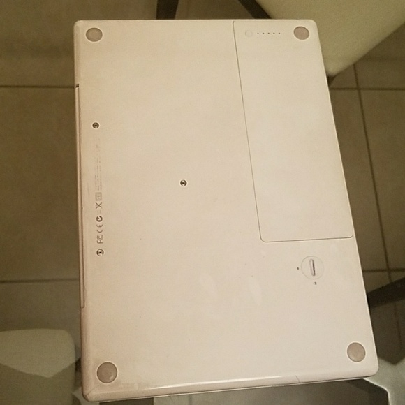 Used MacBook laptop - Picture 3 of 5