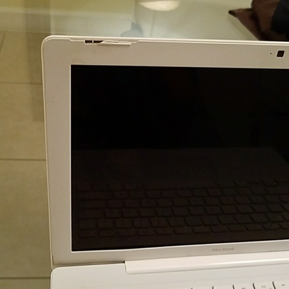 Used MacBook laptop - Picture 4 of 5