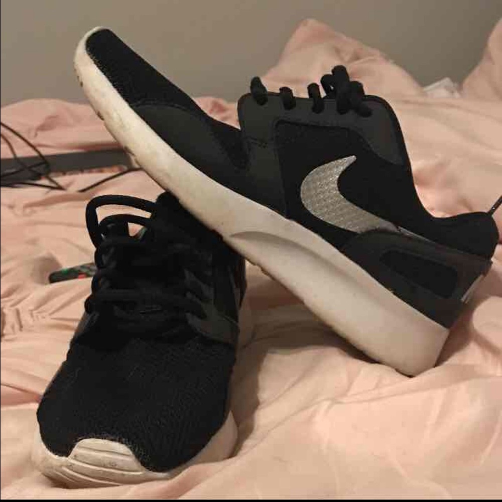Black womens Nike shoes