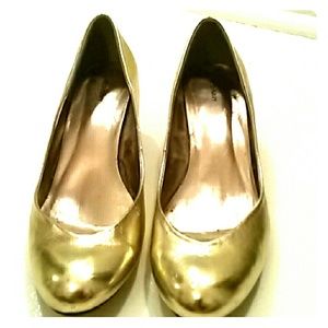 Shiny gold pumps!
