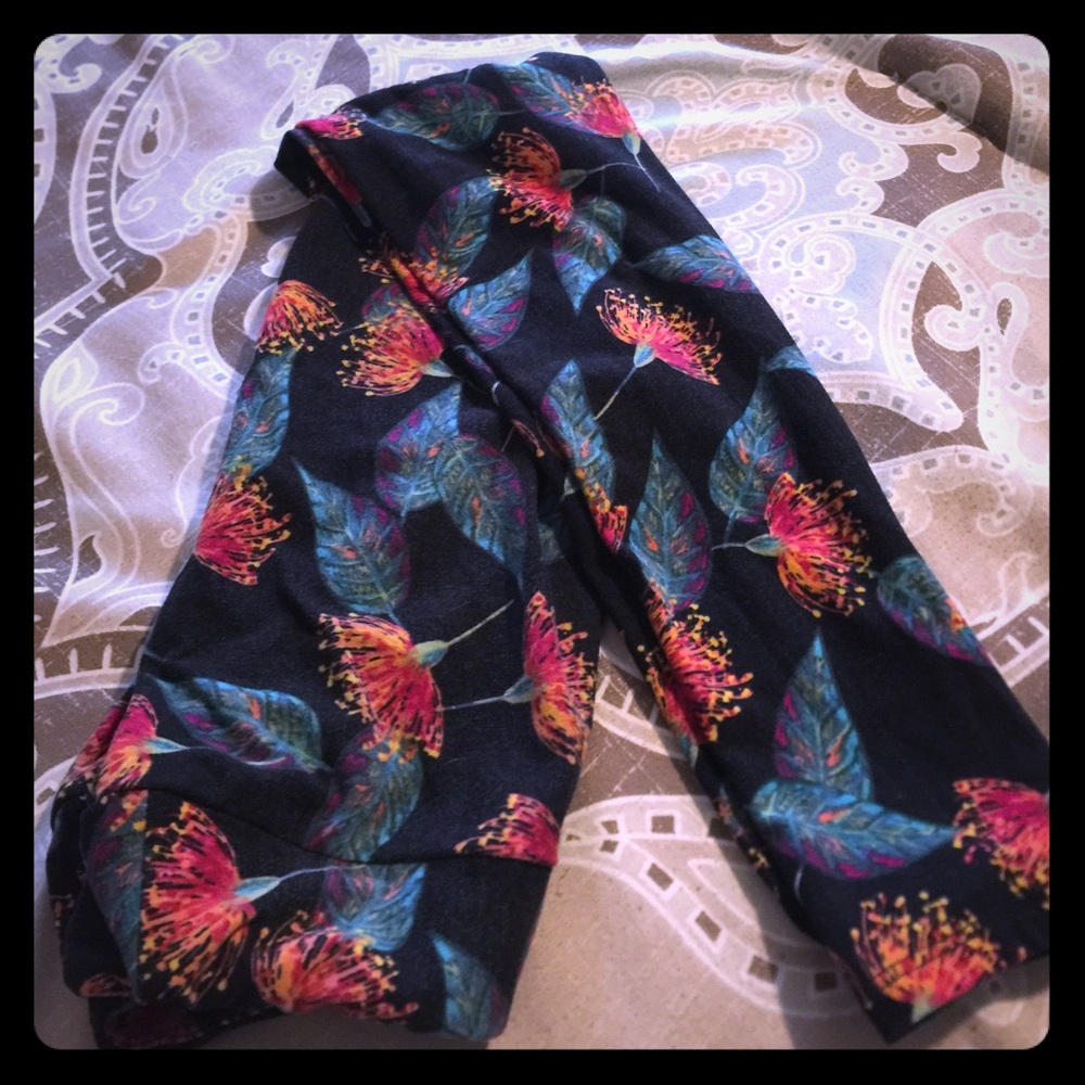 LuLaRoe tween leggings. Unique flower print💐🥀🌹