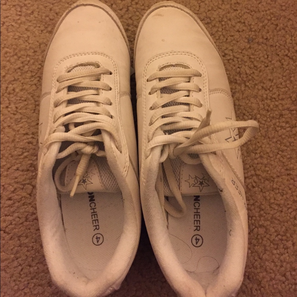 Cheer shoes