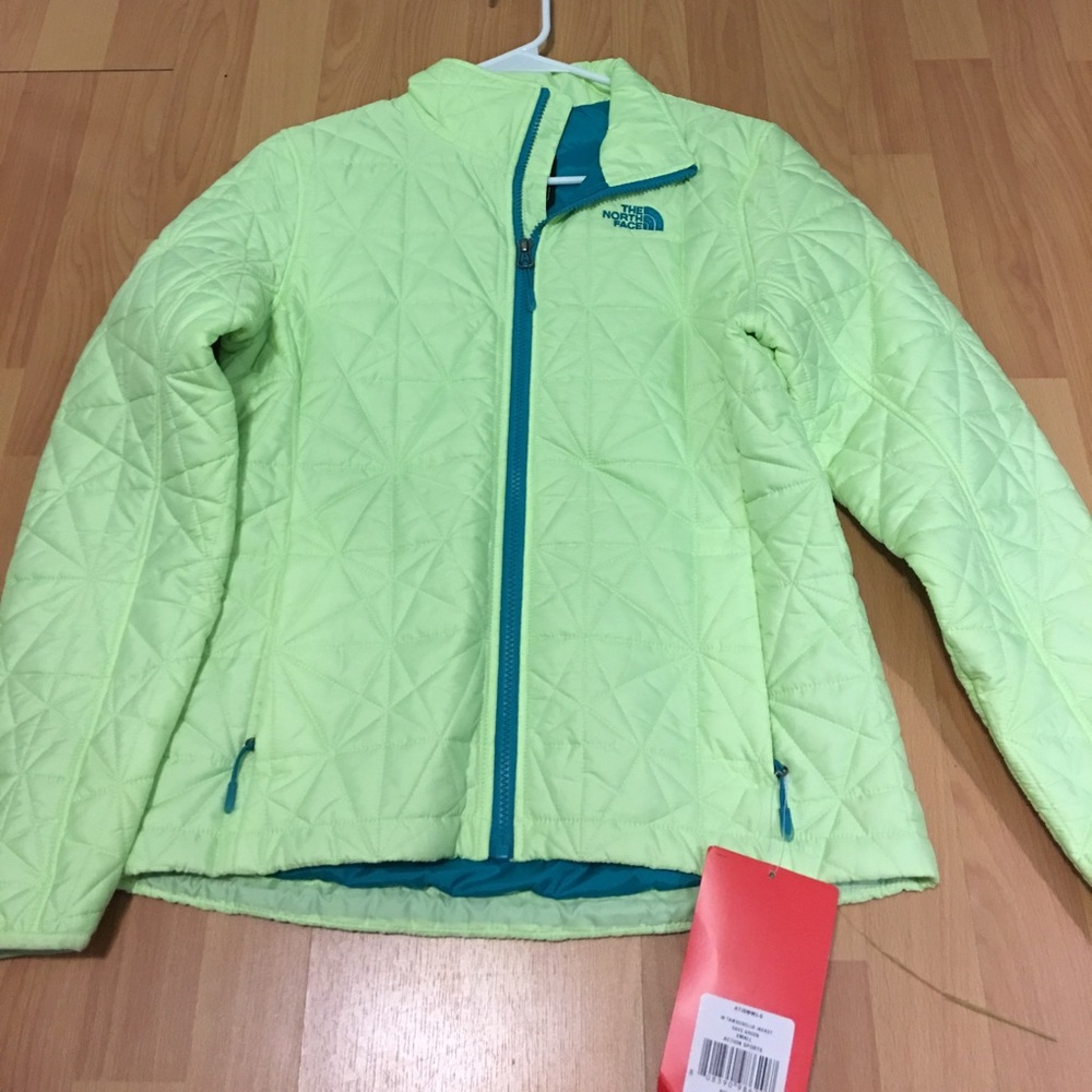 Selling NWT north face jacket size small