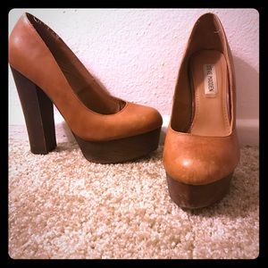 Brown wooden heel pump